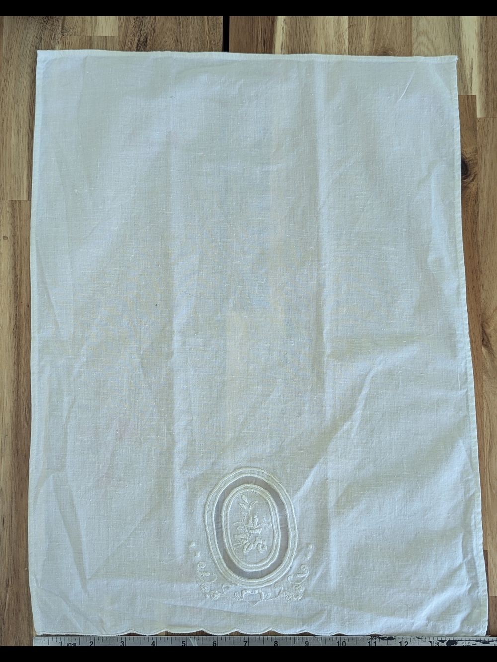 Madeira White Linen Guest Towels Set of 2 Embroidered Medallion Scalloped VTG - Picture 7 of 10